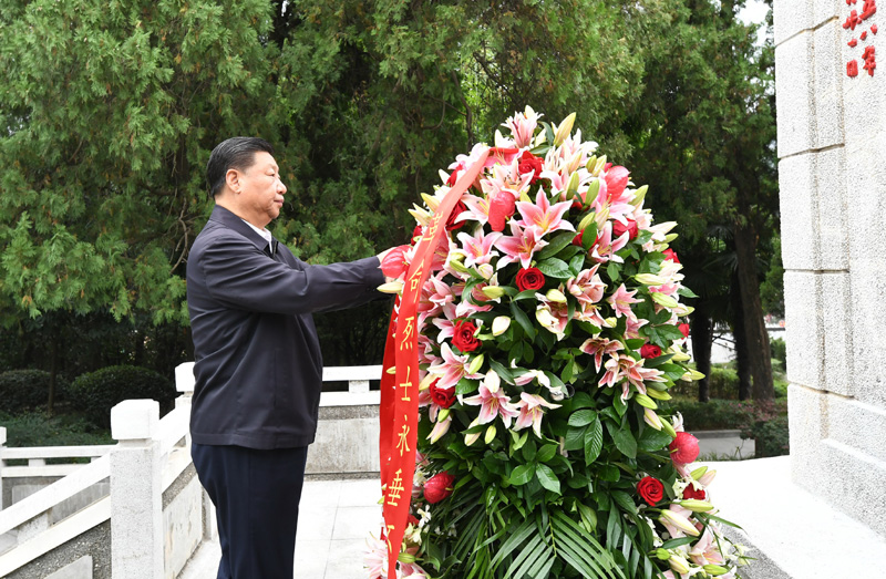 　　9月16日至18日，中共中央總書記、國家主席、中央軍委主席習近平在河南考察。這是16日下午，習近平來到位于信陽市新縣的鄂豫皖蘇區首府烈士陵園，瞻仰革命烈士紀念碑，向革命先烈敬獻花籃。 新華社記者 謝環馳 攝