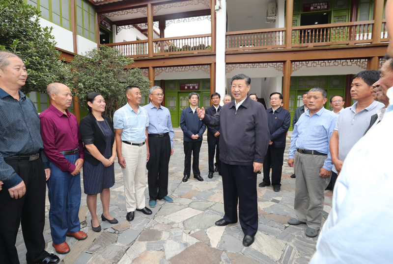 　　9月16日至18日，中共中央總書記、國家主席、中央軍委主席習近平在河南考察。這是16日下午，習近平在位于信陽市新縣的鄂豫皖蘇區首府革命博物館，同當地紅軍后代、革命烈士家屬代表親切交談。 新華社記者 鞠鵬 攝