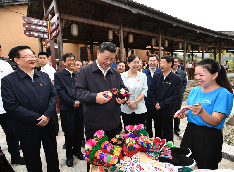 　　9月16日至18日，中共中央總書記、國家主席、中央軍委主席習近平在河南考察。這是16日下午，習近平在信陽市新縣田鋪鄉田鋪大塆考察調研。 新華社記者 謝環馳 攝