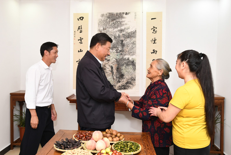 　　9月16日至18日，中共中央總書記、國家主席、中央軍委主席習近平在河南考察。這是16日下午，習近平在信陽市新縣田鋪鄉田鋪大塆“老家寒舍”民宿店，同店主一家親切交談。 新華社記者 謝環馳 攝