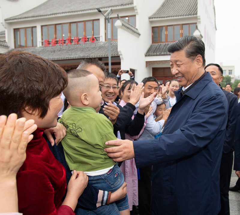 9月16日至18日，中共中央總書記、國家主席、中央軍委主席習近平在河南考察。這是17日上午，習近平在信陽市光山縣文殊鄉東岳村同鄉親們親切交流，祝愿鄉親們生活芝麻開花節節高。新華社記者 謝環馳 攝