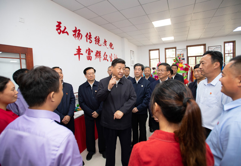 9月16日至18日，中共中央總書記、國家主席、中央軍委主席習近平在河南考察。這是17日上午，習近平在信陽市光山縣文殊鄉東岳村文化接待中心，同當地脫貧致富帶頭人親切交流，勉勵他們帶動更多鄉親們致富。新華社記者 謝環馳 攝