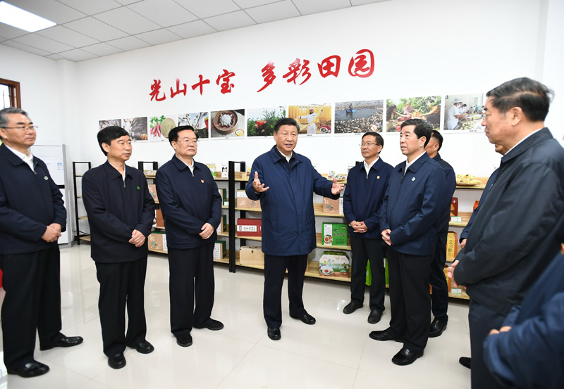 9月16日至18日，中共中央總書記、國家主席、中央軍委主席習近平在河南考察。這是17日上午，習近平在信陽市光山縣文殊鄉東岳村文化接待中心，了解光山縣脫貧工作和中辦在光山縣扶貧工作情況。新華社記者 謝環馳 攝