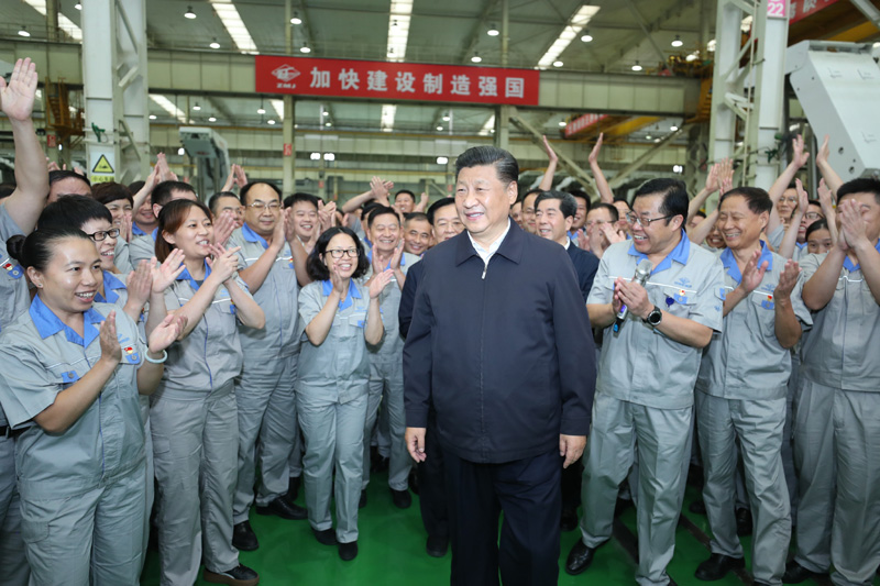 9月16日至18日，中共中央總書記、國家主席、中央軍委主席習近平在河南考察。這是17日下午，習近平在鄭州煤礦機械集團股份有限公司總裝車間同工人們親切交流，鼓勵他們加強自主創新，爭創發展戰略優勢。新華社記者 鞠鵬 攝