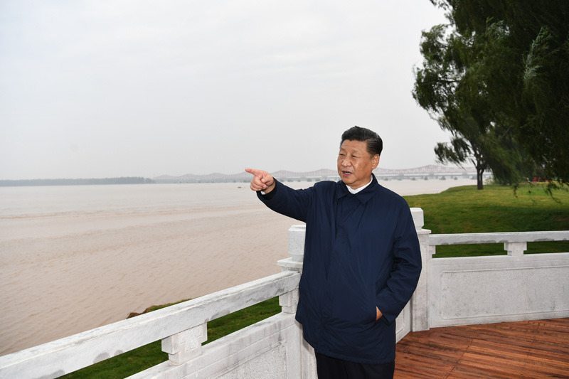 9月16日至18日，中共中央總書記、國家主席、中央軍委主席習近平在河南考察。這是17日下午，習近平在鄭州黃河國家地質公園，眺望黃河鄭州段。新華社記者 謝環馳 攝