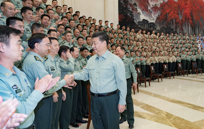 9月16日至18日，中共中央總書記、國家主席、中央軍委主席習近平在河南考察。這是18日上午，習近平在鄭州親切接見駐河南部隊副師職以上領導干部和團級單位主官，代表黨中央和中央軍委向駐河南部隊全體官兵致以誠摯問候。新華社記者 李剛 攝