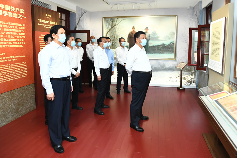 6月25日，中共中央政治局就用好紅色資源、賡續紅色血脈舉行第三十一次集體學習。這次集體學習采取參觀和討論相結合的形式，這是習近平、李克強、栗戰書、汪洋、王滬寧、趙樂際、韓正等在北大紅樓參觀“光輝偉業 紅色序章——北大紅樓與中國共產黨早期北京革命活動主題展”。新華社記者 謝環馳 攝