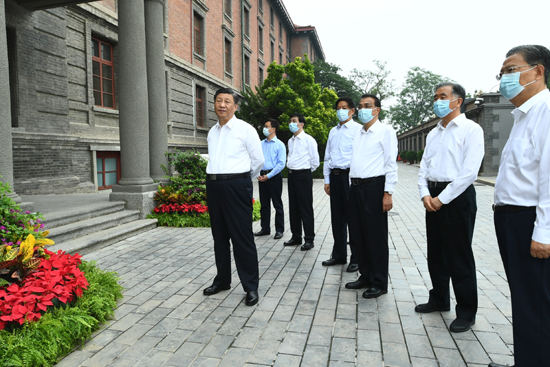 6月25日，中共中央政治局就用好紅色資源、賡續紅色血脈舉行第三十一次集體學習。這次集體學習采取參觀和討論相結合的形式，這是習近平、李克強、栗戰書、汪洋、王滬寧、趙樂際、韓正等在北大紅樓參觀“光輝偉業 紅色序章——北大紅樓與中國共產黨早期北京革命活動主題展”。新華社記者 謝環馳 攝