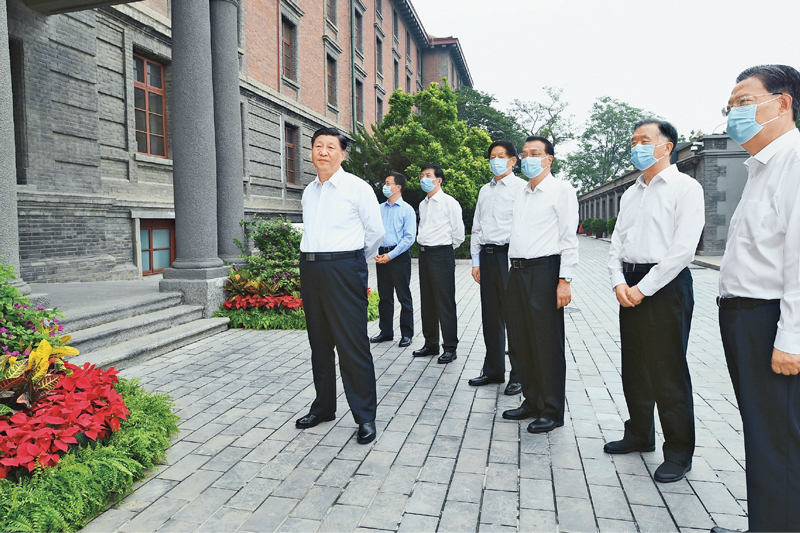 　　2021年6月25日，中共中央政治局就用好紅色資源、賡續紅色血脈舉行第三十一次集體學習。這次集體學習采取參觀和討論相結合的形式，這是習近平、李克強、栗戰書、汪洋、王滬寧、趙樂際、韓正等在北大紅樓參觀“光輝偉業　紅色序章——北大紅樓與中國共產黨早期北京革命活動主題展”。 新華社記者 謝環馳/攝