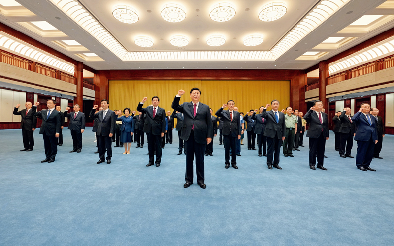 　　2021年6月18日，黨和國家領導人習近平、李克強、栗戰書、汪洋、王滬寧、趙樂際、韓正、王岐山等在中國共產黨歷史展覽館參觀“‘不忘初心、牢記使命’中國共產黨歷史展覽”。這是參觀結束后，習近平帶領黨員領導同志一起重溫入黨誓詞。 新華社記者 李學仁/攝